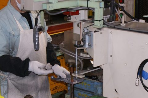 自動車のボディ、フレーム、足回り部品などの板金部品を、CO₂溶接やスポット溶接を用いた自動ラインで組み立てます